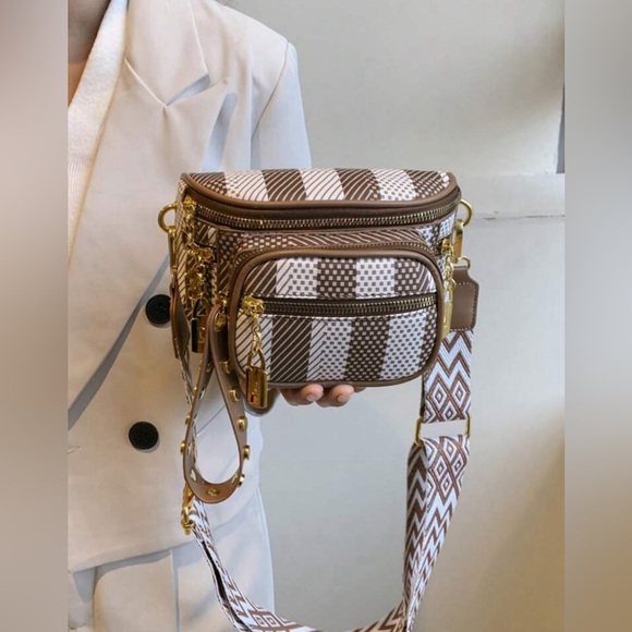 New Crossbody Chest Bag - Picture 9 of 10